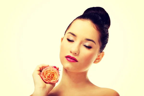 Hermosa mujer con rosa rosa . —  Fotos de Stock