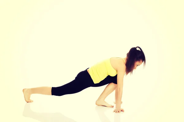 Mujer de fitness haciendo ejercicio de estiramiento. —  Fotos de Stock