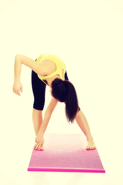 Mulher fitness fazendo exercício de alongamento . — Fotografia de Stock