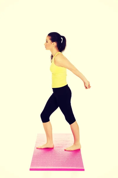 Fitness donna facendo esercizio di stretching. — Foto Stock