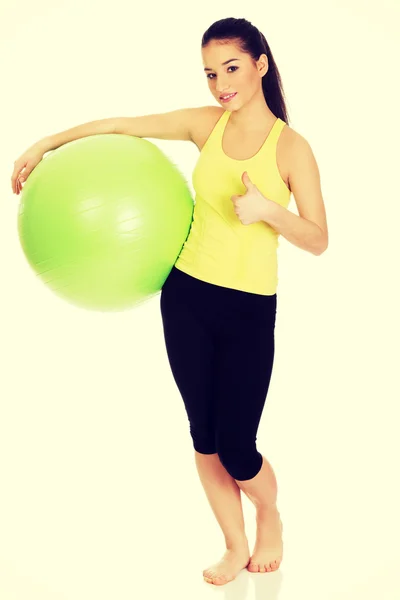 Jeune femme avec Pilates Ball . — Photo