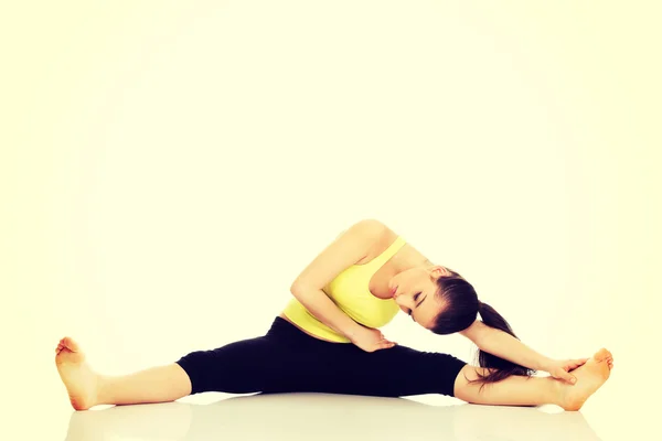 Mulher fitness fazendo exercício de alongamento . — Fotografia de Stock