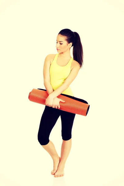 Фитнес-женщина готова держать коврик для йоги . — стоковое фото