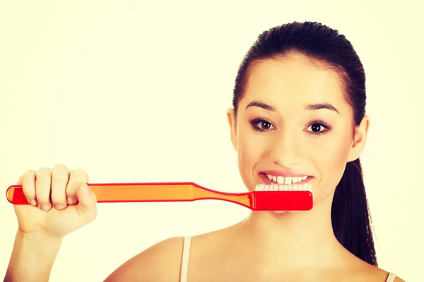 Mladá žena si čistí zuby. — Stock fotografie