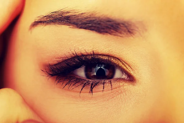 Női szem hosszú szempillákkal. — Stock Fotó