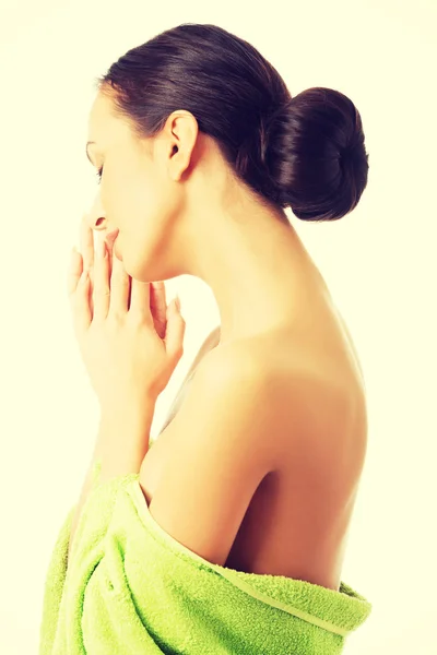 Portrait woman wrapped in towel touching chin — Stock Photo, Image