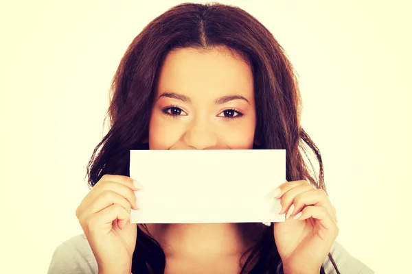 Giovane donna felice con carta bianca . — Foto Stock
