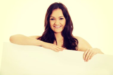 boş afiş elinde tutan genç kadın.