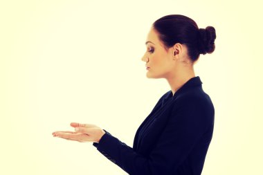 kopya alanı elinde tutan genç kadın.