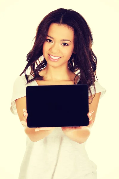 Woman showing tablet computer. — Stock Photo, Image