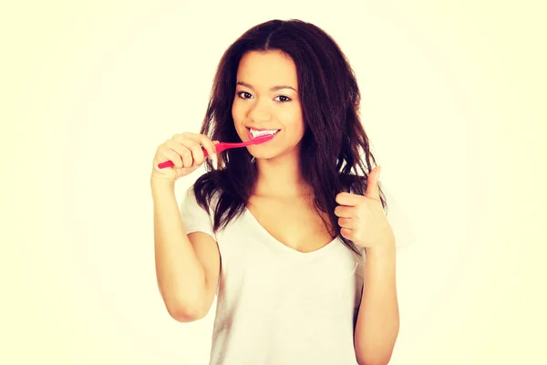Hermosa adolescente cepillándose los dientes . — Foto de Stock