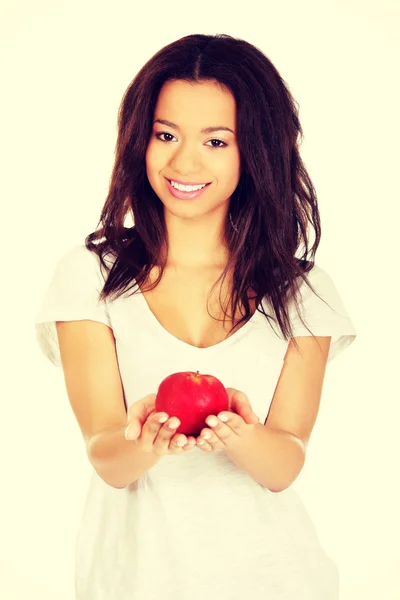Belle femme tenant une pomme. — Photo