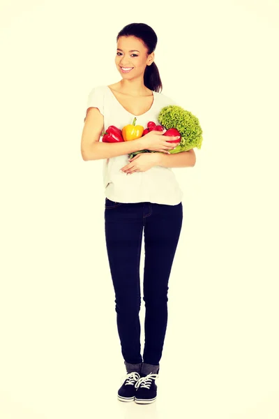Jonge vrouw met groenten. — Stockfoto