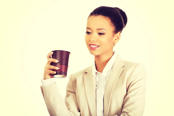 Mujer de negocios con taza de café . — Foto de Stock