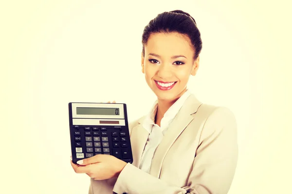 Усміхнена ділова жінка з калькулятором . — стокове фото