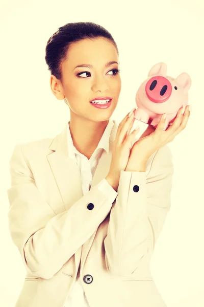 Affärskvinna med en piggybank. — Stockfoto