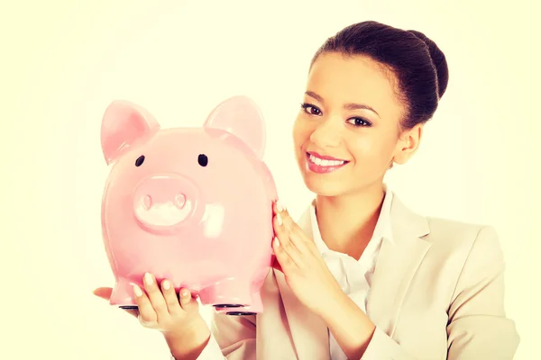 Geschäftsfrau mit Sparschwein. — Stockfoto