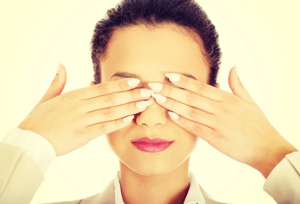 Geschäftsfrau bedeckt Augen mit Händen. — Stockfoto