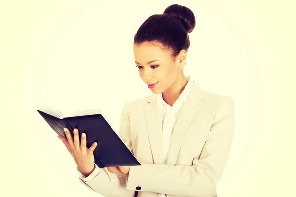 Zakenvrouw met een laptop. — Stockfoto