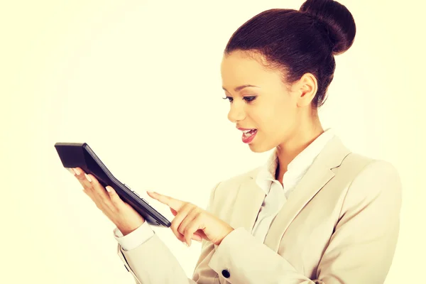 Smiling business woman counting on calculator. — Stock Photo, Image