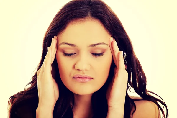 Junge Frau mit Kopfschmerzen. — Stockfoto