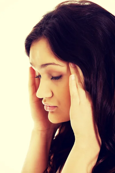 Mujer joven con dolor de cabeza. — Foto de Stock