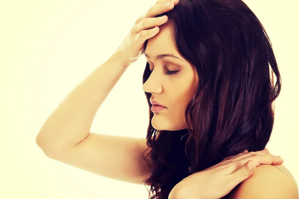 Mujer joven con fiebre . — Foto de Stock