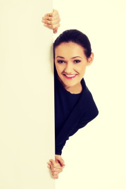 Businessswoman holding boş afiş.