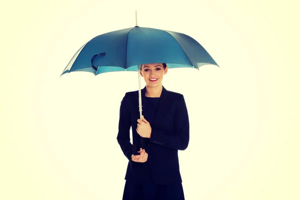 Mujer de negocios sostiene paraguas azul . —  Fotos de Stock