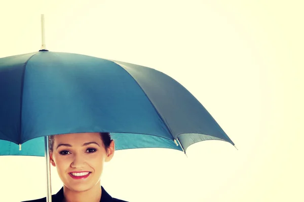 Zakenvrouw houdt blauw paraplu. — Stockfoto