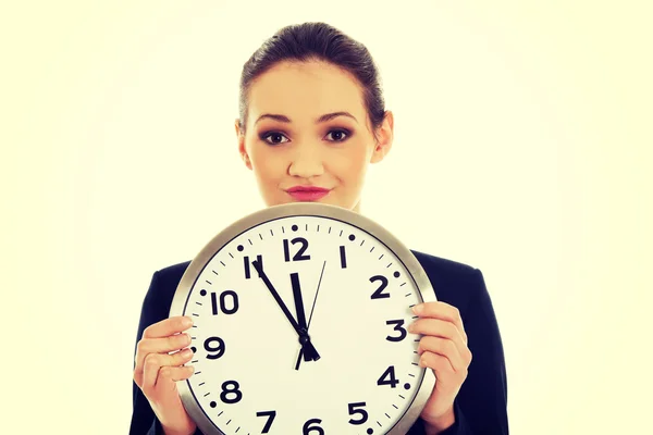 Affärskvinna som innehar en stor klocka. — Stockfoto