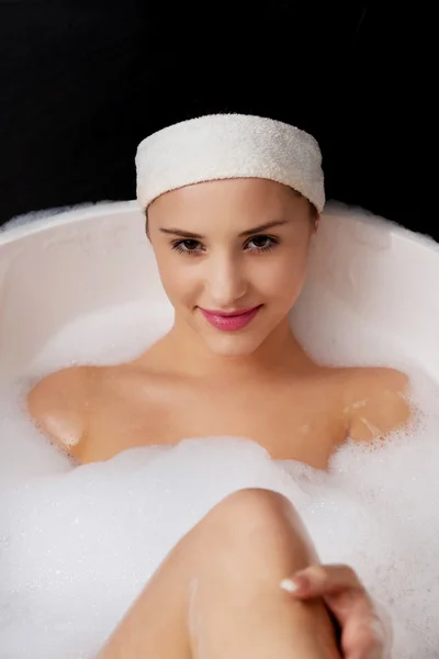 Bad kvinnan avkopplande i badet. — Stockfoto