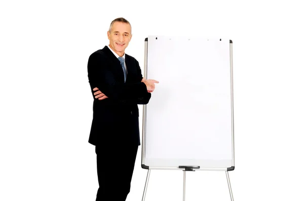 Executivo masculino pé perto de flip chart — Fotografia de Stock