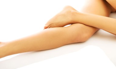 Kadının çıplak çapraz bacakları yalan