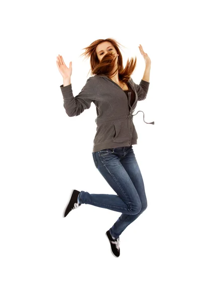 Glückliche junge Frau springt in die Luft — Stockfoto