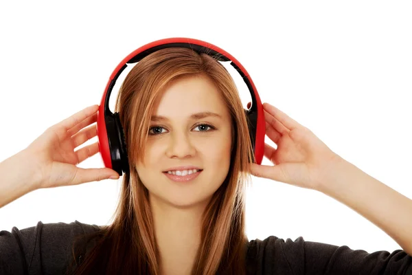 10 代の女性が音楽を聴く — ストック写真