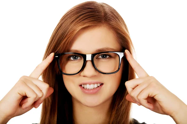 Hübsche Teenager-Frau verbessert Brille — Stockfoto