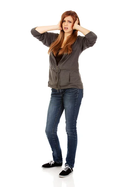 Arg tonåriga kvinna som täcker öronen med händer — Stockfoto