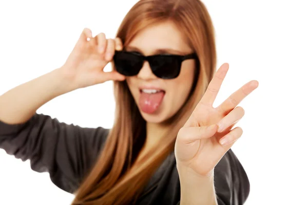 Joven adolescente con gafas de sol — Foto de Stock