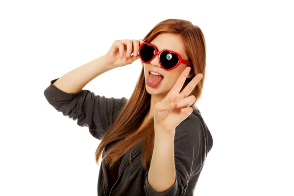 Young teenage woman wearing sunglasses — Stock Photo, Image