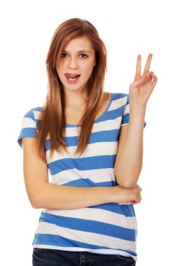 Gülümseyen genç kadın zafer işareti gösterilen