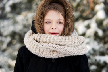 Genç kadın Kışın açık