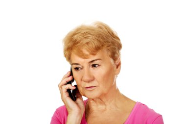 Endişeli üst düzey kadın telefonla konuşuyor