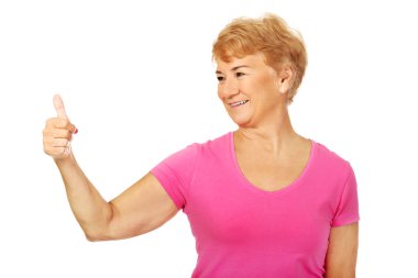 Başparmak ile yaşlı bir smilig kadın