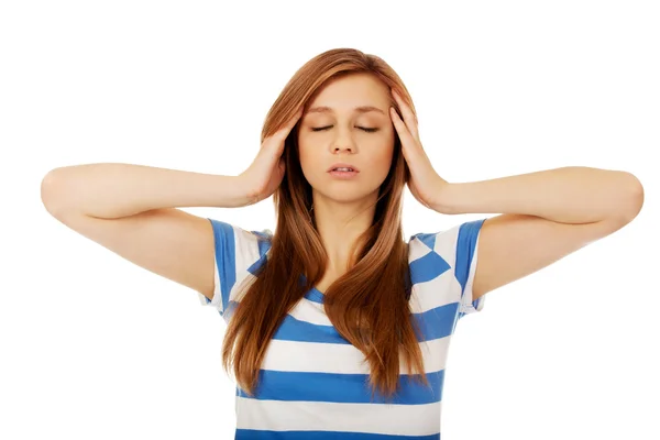 Tonåriga kvinna med huvudvärken höll hennes hand i huvudet — Stockfoto