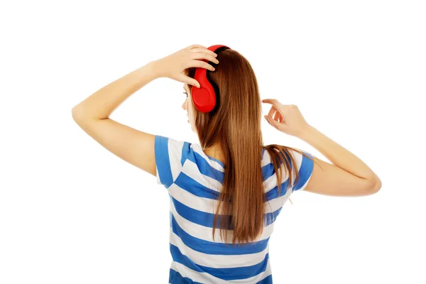 Mujer adolescente con auriculares rojos — Foto de Stock