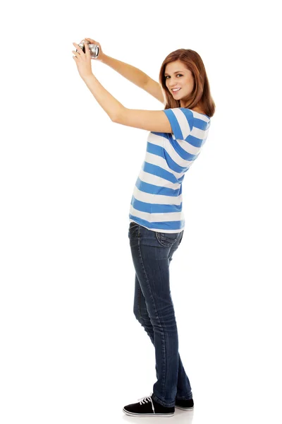 Glad ung kvinna ta selfie med klassiska slr kamera — Stockfoto