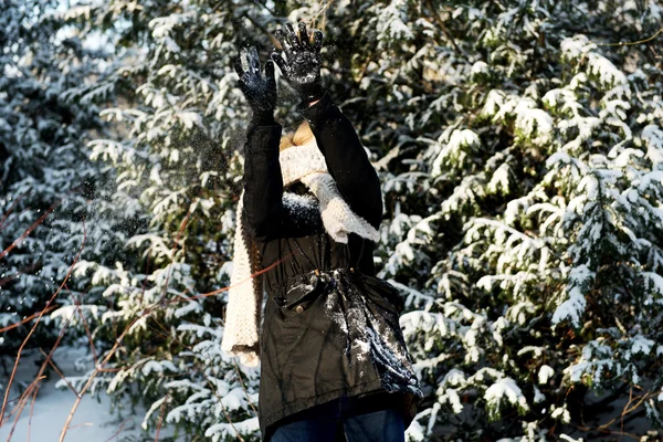 Donna si sta difendendo giocando lotta palla di neve — Foto Stock