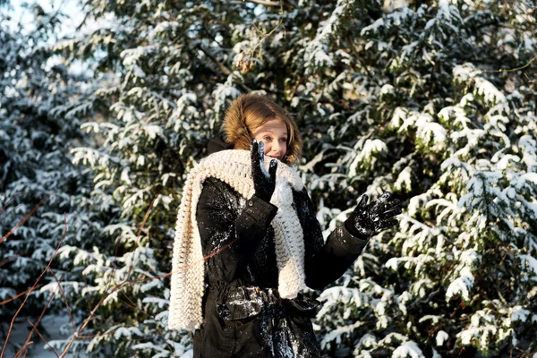 Woman is defending herself playing snowball fight — Stock Photo, Image