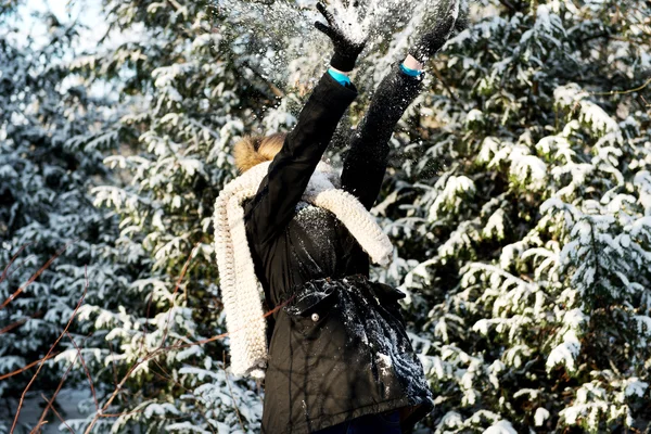 Женщина защищает себя, играя в снежки. — стоковое фото